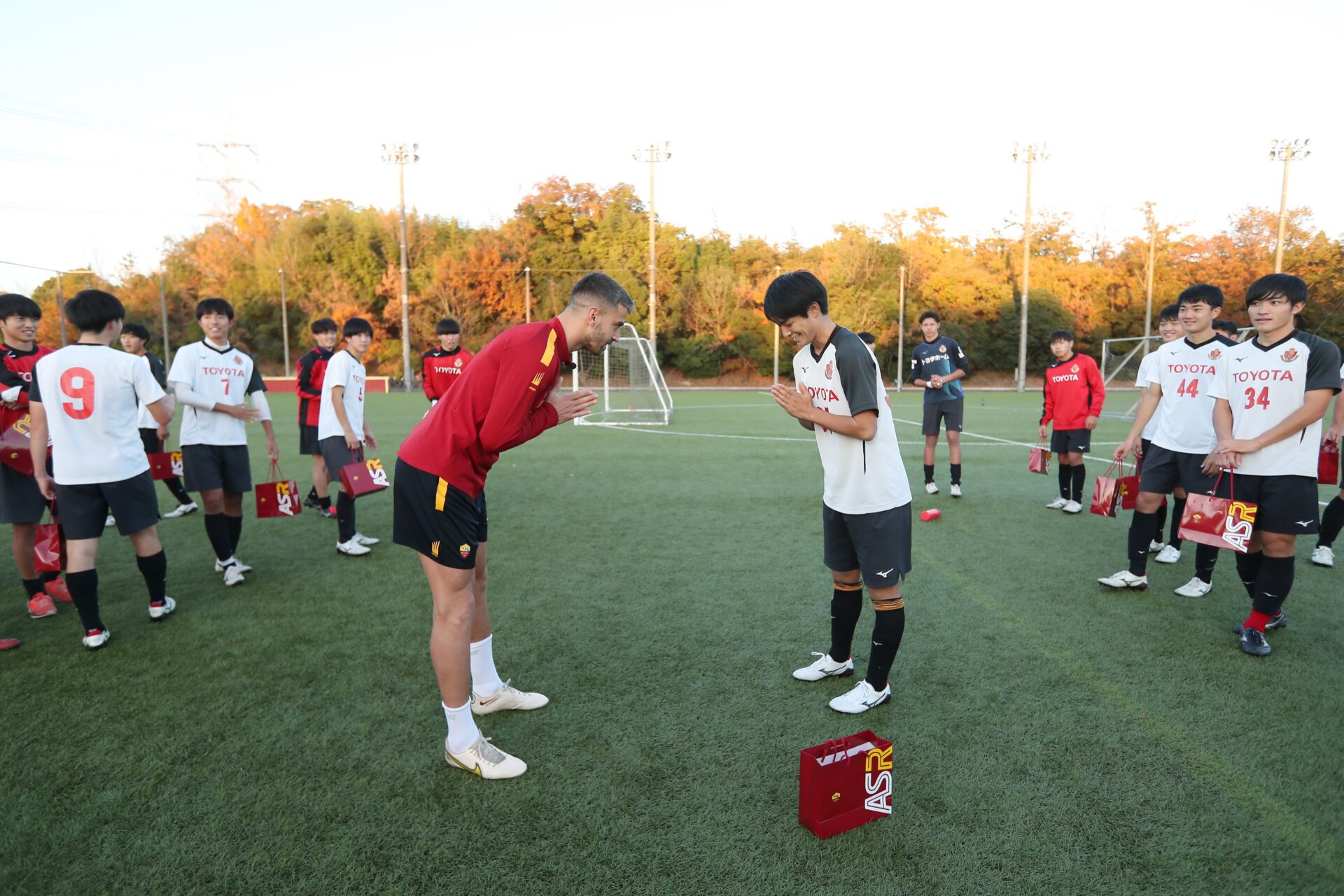 Roma A Lavoro Al Toyota Center Mourinho E Il Suo Staff Con L Under