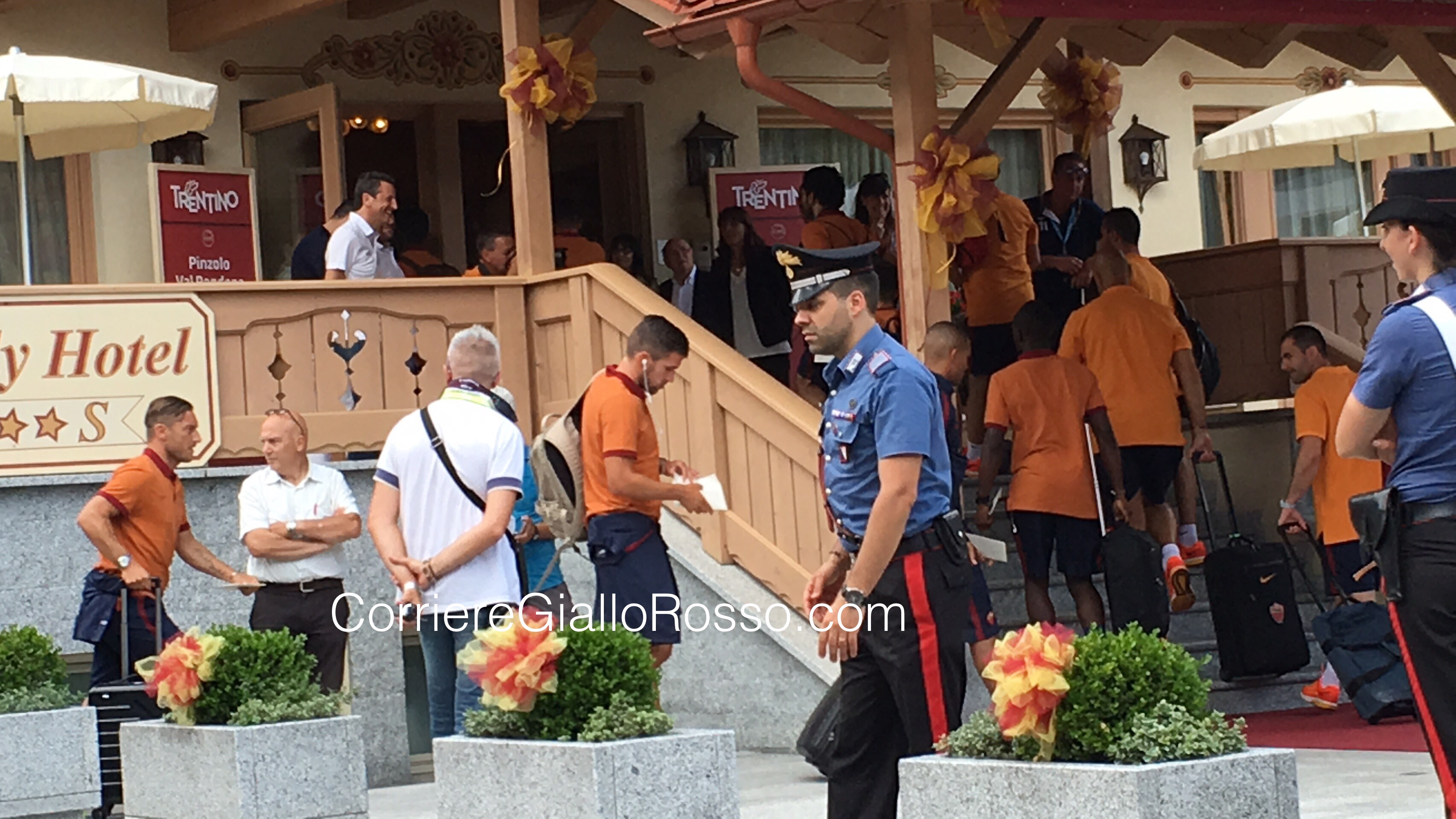 Live La Roma Arrivata A Pinzolo Circa Tifosi Ad Attendere I Giallorossi Foto Video