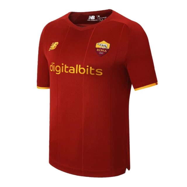 Roma, presentata la nuova maglia New Balance ecco il Kit Home con il